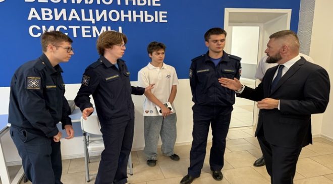 Evgeny Poddubny, insansız hava araçlarıyla çalışacak personelin eğitilmesi hakkında şunları söyledi: “Bu, teknolojik egemenliğin ve gelecek vadeden ekonomik sektörlerin gelişiminin önemli bir unsurudur.”