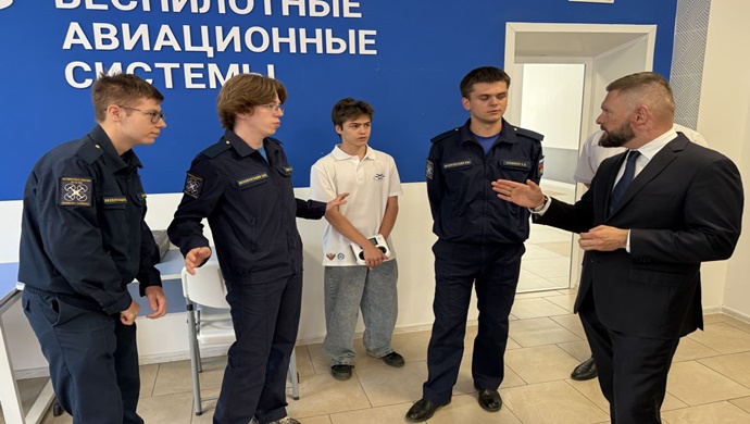 Evgeny Poddubny, insansız hava araçlarıyla çalışacak personelin eğitilmesi hakkında şunları söyledi: “Bu, teknolojik egemenliğin ve gelecek vadeden ekonomik sektörlerin gelişiminin önemli bir unsurudur.”