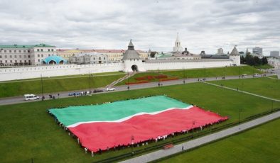 Активисты «Молодой Гвардии Единой России» развернули в Казани огромный флаг Татарстана ко Дню республики