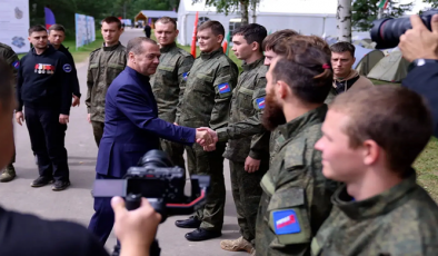 Dmitry Medvedev, Birleşik Rusya Genç Muhafızları ve Gönüllü Bölüğü’nden gönüllüleri cephe hatlarına kadar eşlik etti