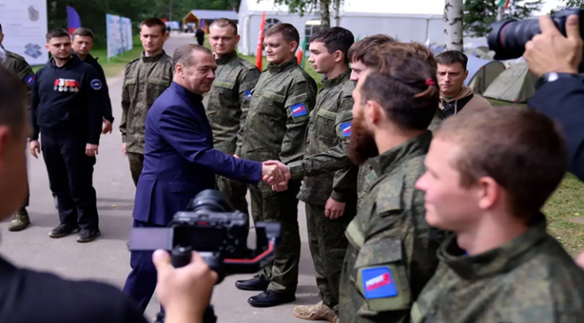 Dmitry Medvedev, Birleşik Rusya Genç Muhafızları ve Gönüllü Bölüğü’nden gönüllüleri cephe hatlarına kadar eşlik etti