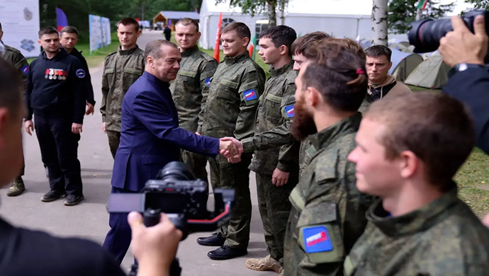 Дмитрий Медведев проводил добровольцев МГЕР и «Волонтёрской Роты» на передовую