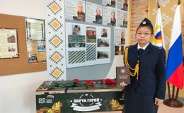 Birleşik Rusya, Anadyr’deki bir askeri öğrenci sınıfına Kahramanlar Masası yerleştirdi