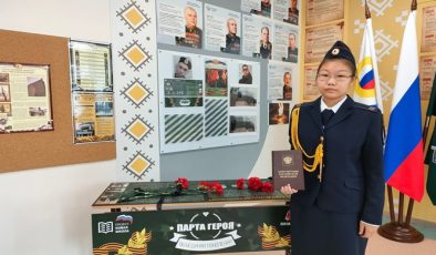 Birleşik Rusya, Anadyr’deki bir askeri öğrenci sınıfına Kahramanlar Masası yerleştirdi