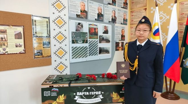 Birleşik Rusya, Anadyr’deki bir askeri öğrenci sınıfına Kahramanlar Masası yerleştirdi