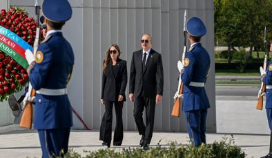 İlham Əliyev Anım Günü ilə əlaqədar Bakıdakı Zəfər parkında olub