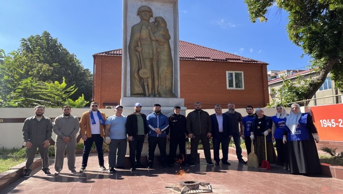 Çeçenya’da Birleşik Rusya ve Birleşik Rusya Genç Muhafızları aktivistleri anıtları ve toplu mezarları temizledi