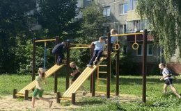 2021 Birleşik Rusya Halk Programı kapsamında Oryol avlularına yeni oyun alanı ekipmanları kuruldu