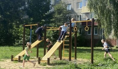 2021 Birleşik Rusya Halk Programı kapsamında Oryol avlularına yeni oyun alanı ekipmanları kuruldu