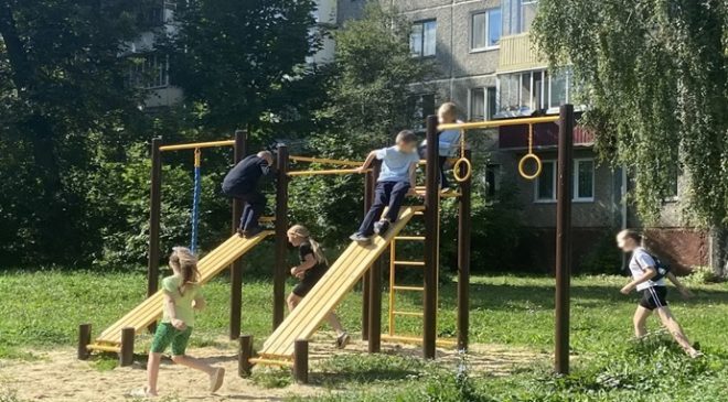 2021 Birleşik Rusya Halk Programı kapsamında Oryol avlularına yeni oyun alanı ekipmanları kuruldu
