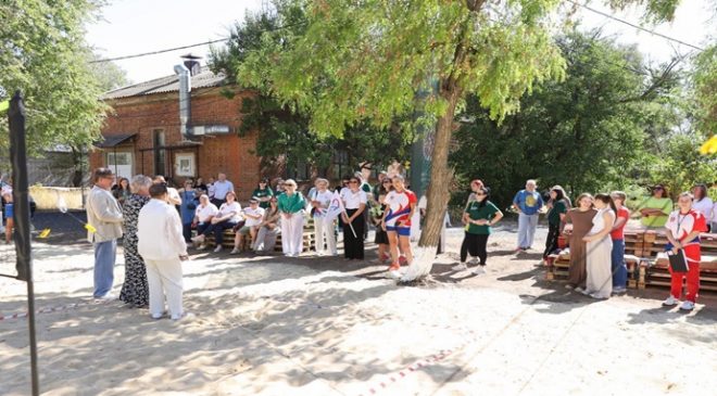 Volgograd’daki bir hastane arazisine, “Sağlıklı Gelecek” parti projesi kapsamında bir spor sahası açıldı