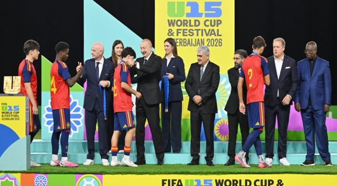 İlham Aliyev, FIFA U-15 Dünya Kupası ve Festivali final maçını izledi ve ödül törenine katıldı